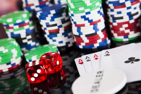 Poker Chips en gaming kaarten — Stockfoto