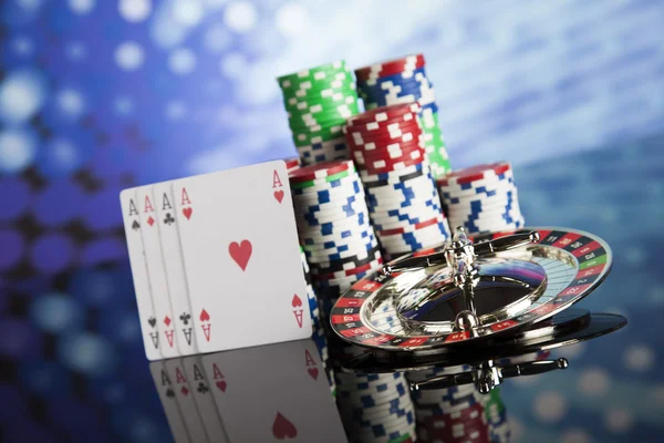 Rulet ile poker fişleri — Stok fotoğraf