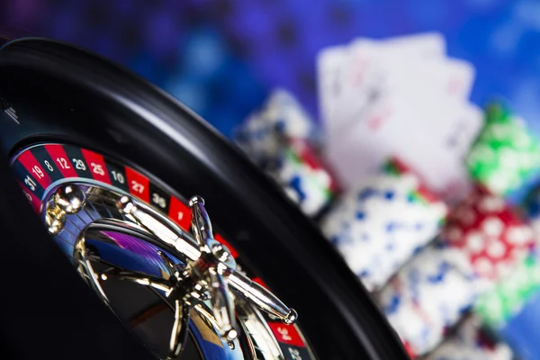 Chips di poker con roulette — Foto Stock