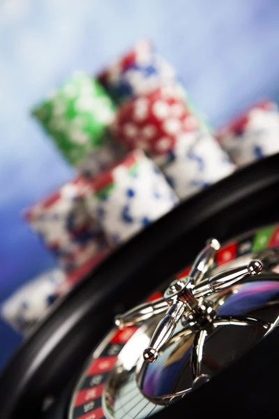 Pokerchips mit Roulette lizenzfreie Stockfotos