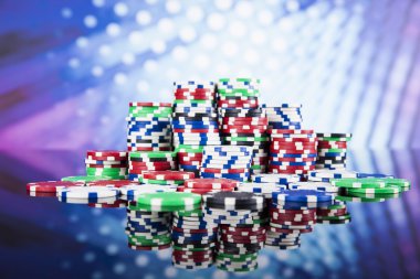 Oyun masasında poker çipleri
