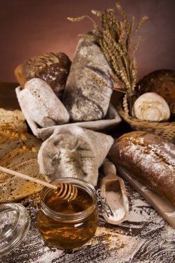 Taze pişmiş ekmek ve kavanoz bal