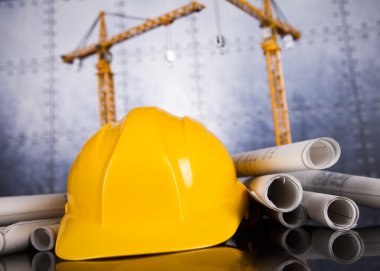 Vinç ve sarı bir kask ile inşaat planı