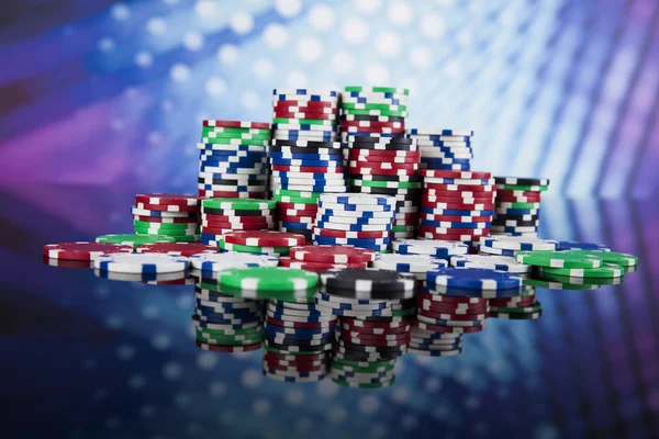 Fichas de Poker em uma mesa de jogos — Fotografia de Stock
