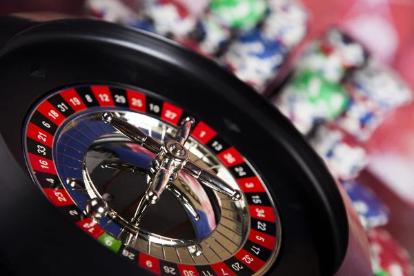 Chips di poker con roulette — Foto Stock