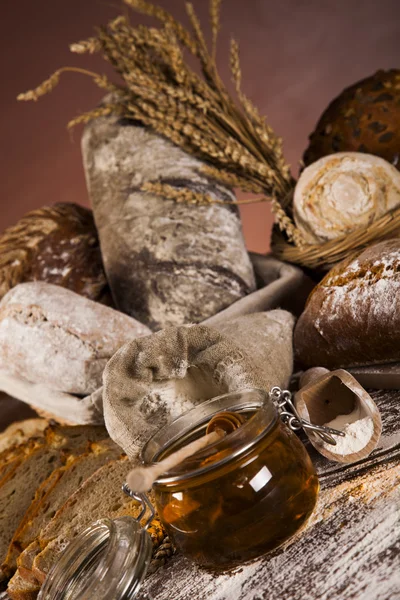 Pane appena sfornato e barattolo di miele — Foto Stock