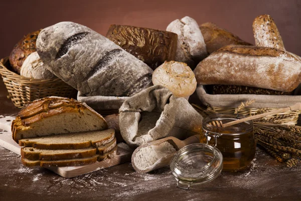 Taze pişmiş ekmek ve kavanoz bal — Stok fotoğraf