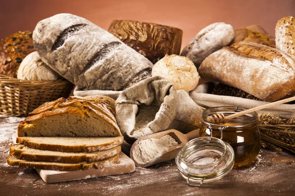 Frissen sült kenyér és a méz jar — Stock Fotó