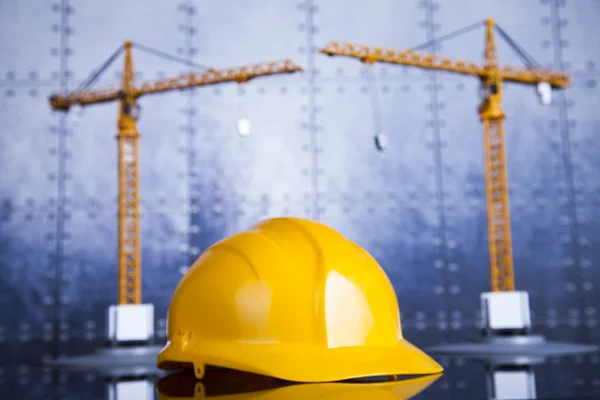 Plano de construção com guindaste e capacete amarelo — Fotografia de Stock