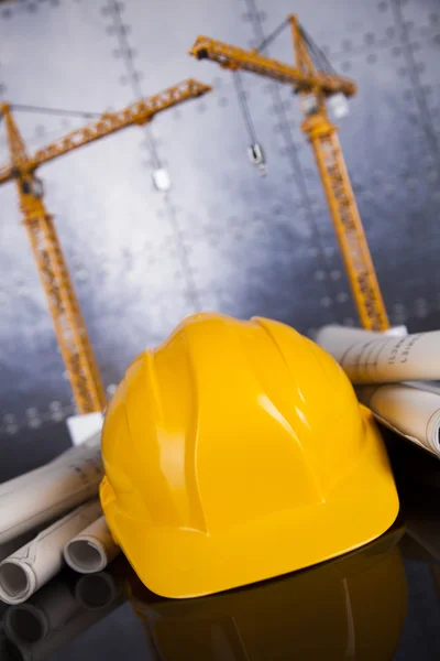 Plano de construção com guindaste e capacete amarelo — Fotografia de Stock