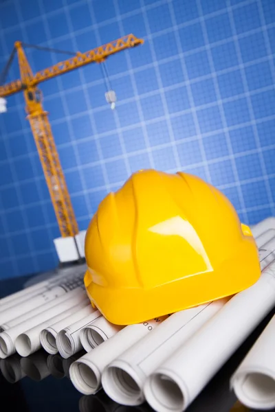 Plan de construcción con grúa y casco amarillo — Foto de Stock