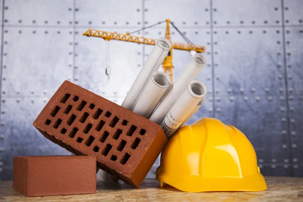 Guindaste, capacete de segurança, plantas e canteiro de obras — Fotografia de Stock