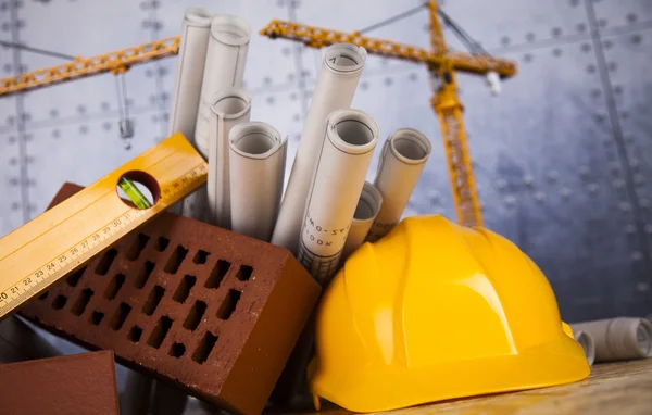 Plan de construcción con grúa y casco amarillo — Foto de Stock