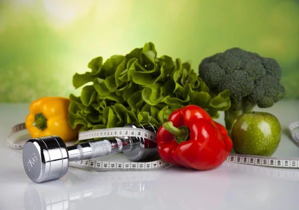 Alimentos frescos y cinta métrica, Dieta deportiva —  Fotos de Stock