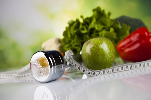 Concepto de salud y fitness con pesas, cinta métrica y patatas fritas — Foto de Stock