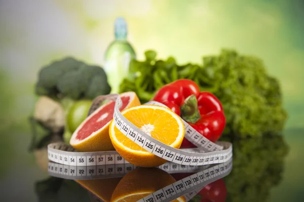 Cinta de medir y comida, concepto fitness — Foto de Stock
