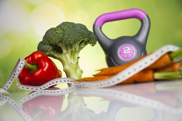 Cinta de medir y comida, concepto fitness — Foto de Stock