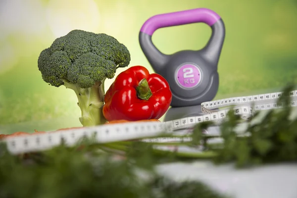 Equipamento de fitness e alimentos saudáveis — Fotografia de Stock