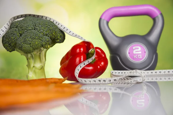 新鲜的食物和衡量磁带、 运动饮食 — 图库照片