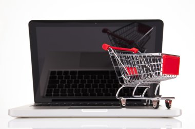 Bilgisayar, Online alışveriş kavramı beyaz arka planda