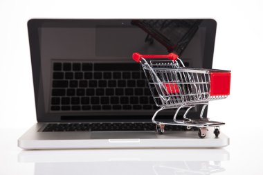 Bilgisayar, Online alışveriş kavramı beyaz arka planda
