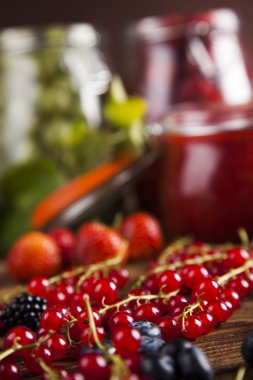 Karışık berry reçel çilek, bilberries, kırmızı PB ile bardak