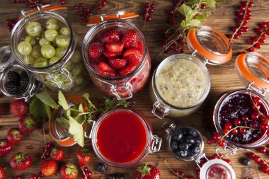 Ev yapımı meyve reçeli cam