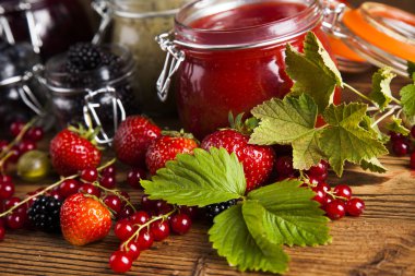 Ev yapımı meyve reçeli cam