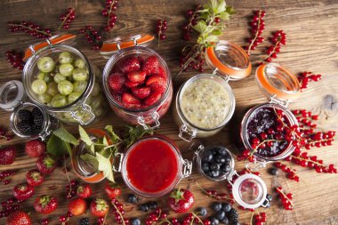 Ev yapımı meyve reçeli cam