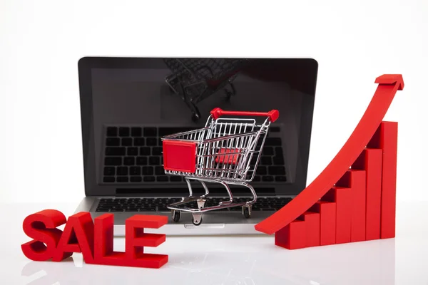 Computador, conceito de compras on-line em fundo branco — Fotografia de Stock