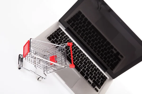 Computador, conceito de compras on-line em fundo branco — Fotografia de Stock