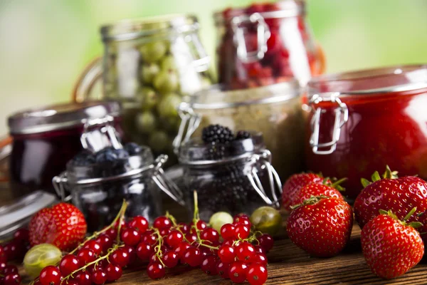 Chutné berry a džem z ovoce a bobuloviny — Stock fotografie