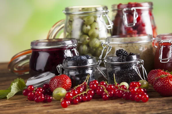 Domácí ovoce jam ve skleněných nádobách — Stock fotografie