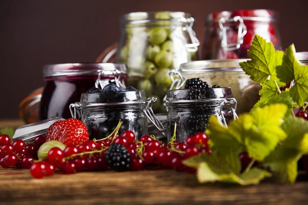 Mermelada de fruta casera en los frascos de vidrio —  Fotos de Stock