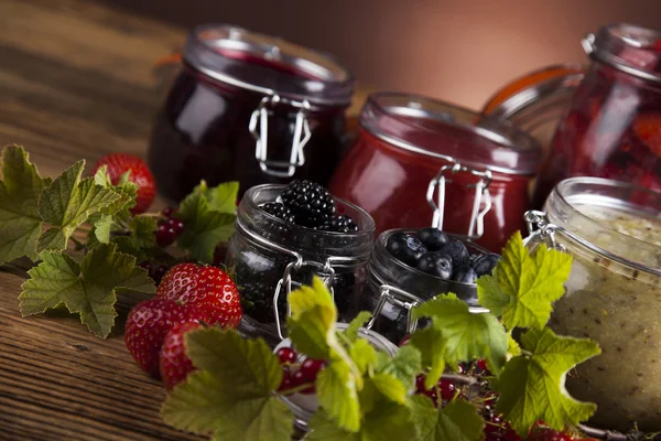 Mermelada de fruta casera en los frascos de vidrio —  Fotos de Stock