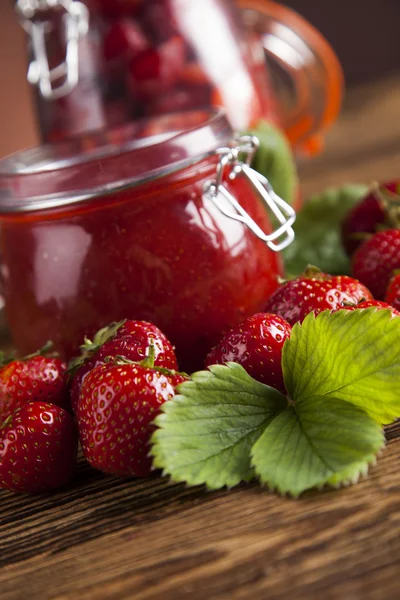 Čerstvé jahody a divoké bobule marmeládou — Stock fotografie