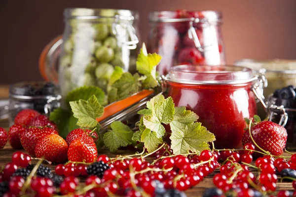 Engarrafamento de frutas caseiro no copo — Fotografia de Stock