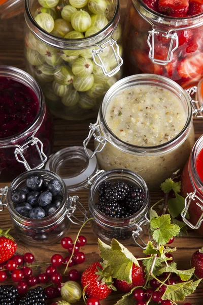 Mermelada de fruta casera en el vaso —  Fotos de Stock