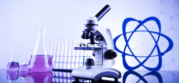 Microscopio y cristalería en laboratorio — Foto de Stock