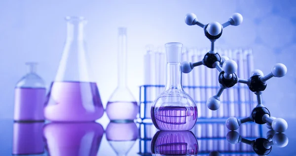Artículos de vidrio de laboratorio químico — Foto de Stock