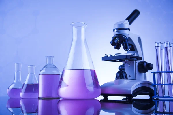 Microscópio e artigos de vidro em laboratório — Fotografia de Stock