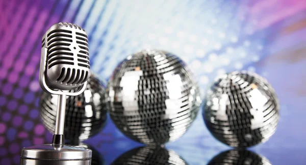Retro tarzı mikrofon ve disko topu — Stok fotoğraf