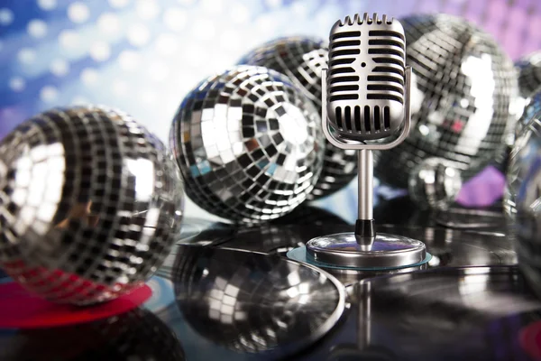 Mikrofon im Retro-Stil und Discokugeln — Stockfoto