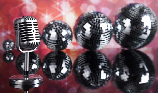 Microfone estilo retro e bolas de discoteca — Fotografia de Stock