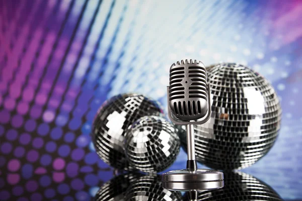 Mikrofon im Retro-Stil und Discokugeln — Stockfoto