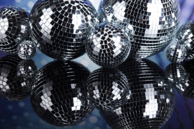 parlak disco balls