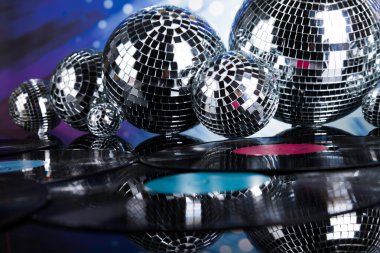 parlak disco balls