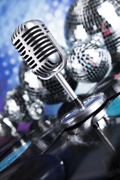 Retro styl mikrofon a disko koule — Stock fotografie