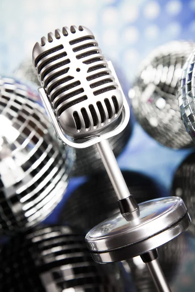 Microfone estilo retro e bolas de discoteca — Fotografia de Stock