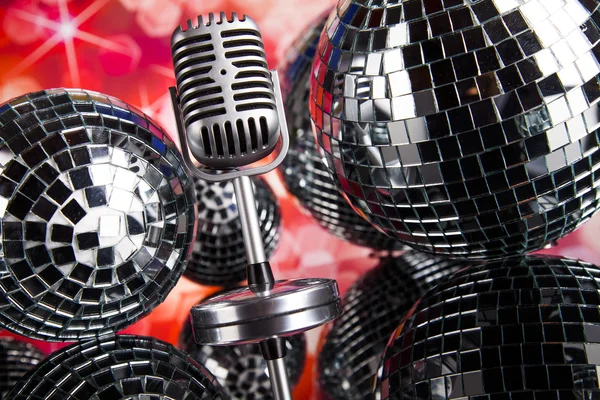 Retro stijl microfoon en disco ballen — Stockfoto